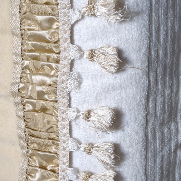 Beautiful Avanti Luxury Towels with Nice Decor / 3 Total - Picture 10 of 17